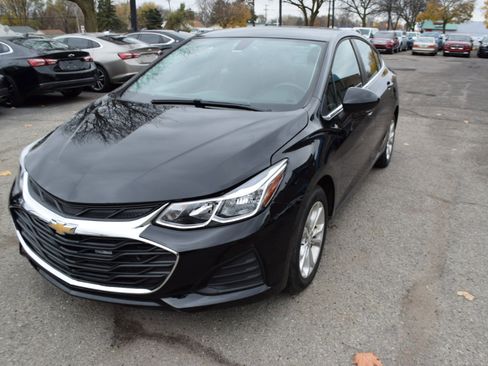 Used 2019 Chevrolet Cruze LT image 2