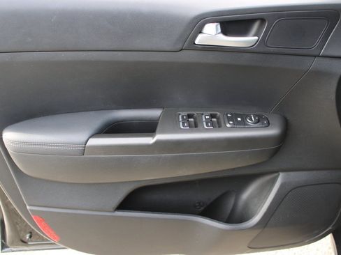 Used 2020 Kia Sportage LX image 9