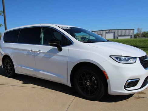 Used 2024 Chrysler Pacifica Touring-L FWD image 3