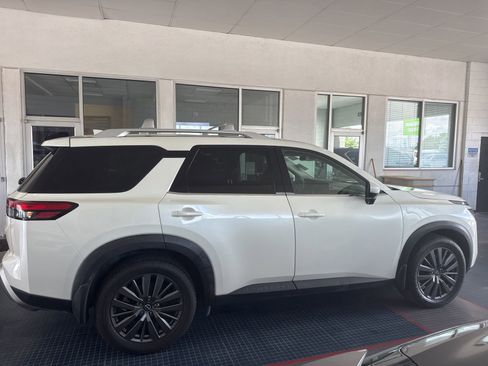Used 2022 Nissan Pathfinder SL w/ SL Premium Package FWD image 3