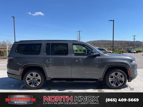 Used 2024 Jeep Wagoneer Series II w/ Flexible Seating Group image 23