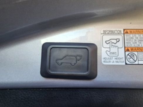 Used 2018 Toyota RAV4 SE image 17