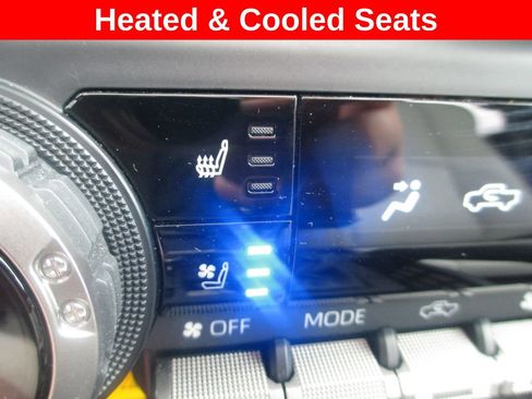 Used 2024 Toyota Tacoma Limited AWD/4WD image 19