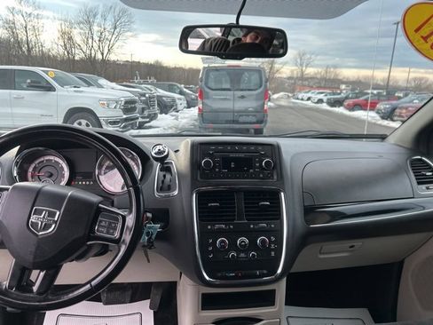 Used 2017 Dodge Grand Caravan SE image 2