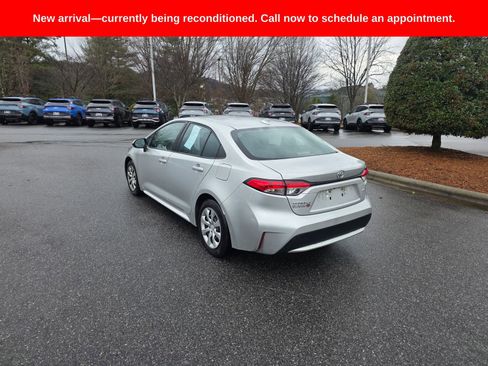 Used 2022 Toyota Corolla LE image 3