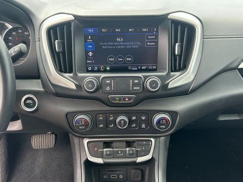 Used 2024 GMC Terrain SLT image 14
