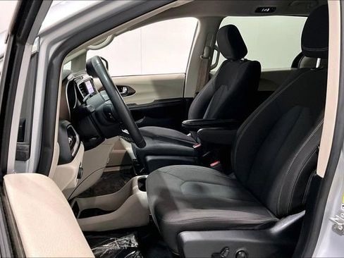 Used 2022 Chrysler Voyager LX image 22