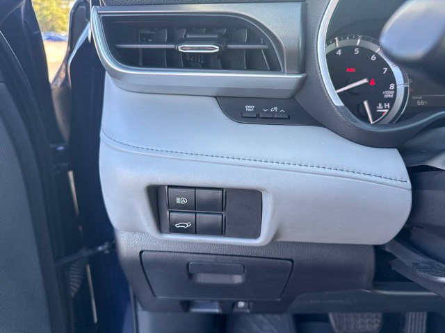 Used 2020 Toyota Highlander XLE AWD/4WD image 28