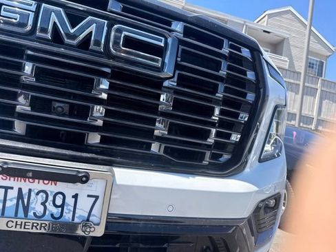 Used 2025 GMC Yukon Denali Ultimate AWD/4WD image 2