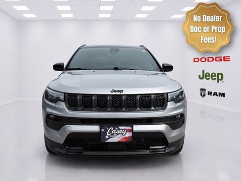 Used 2023 Jeep Compass Latitude w/ Sun and Sound Group AWD/4WD image 2