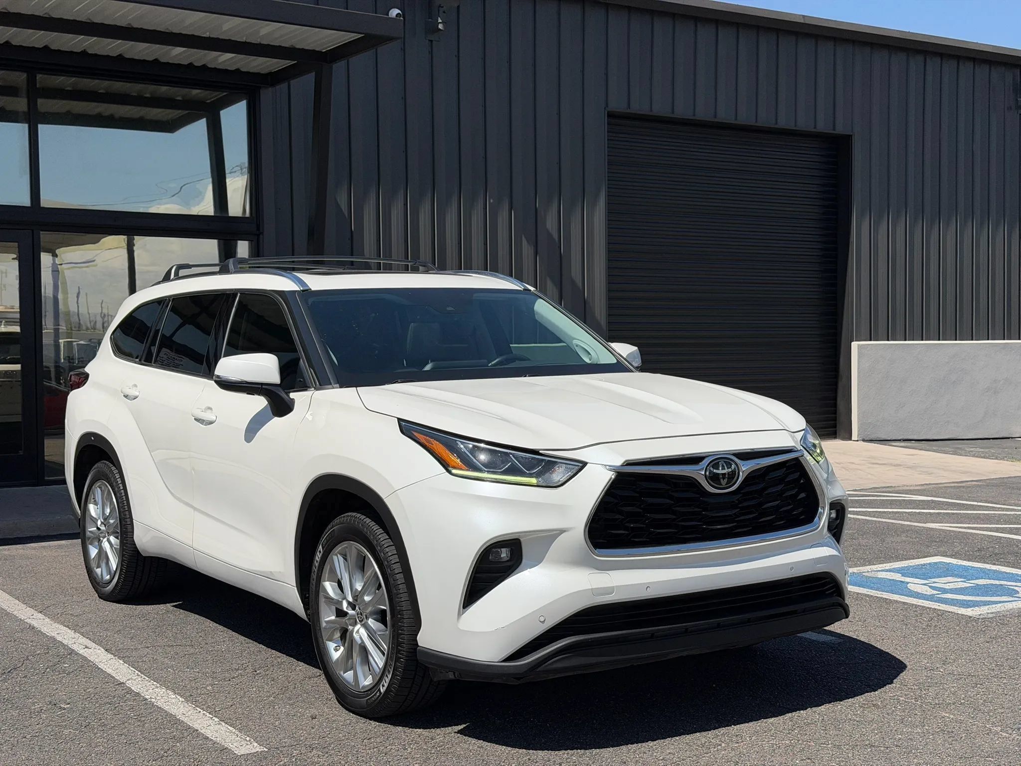 Used 2020 Toyota Highlander Limited FWD image 15