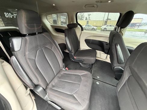 Used 2017 Chrysler Pacifica Touring FWD image 14