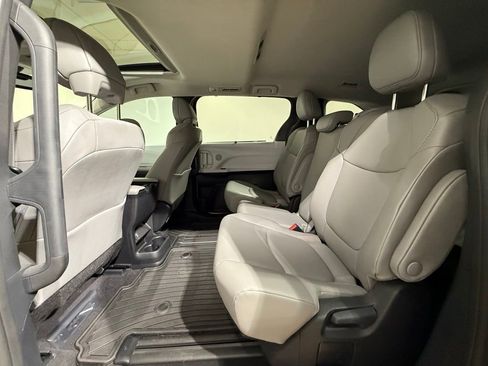 Used 2025 Toyota Sienna XLE w/ XLE Plus Package FWD image 20