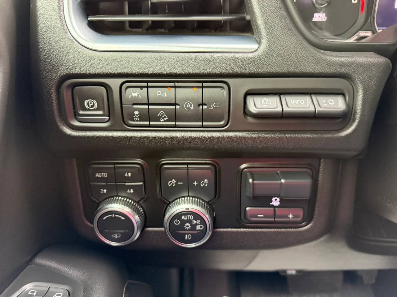 Used 2021 GMC Yukon AT4 w/ AT4 Premium Plus Package AWD/4WD image 15