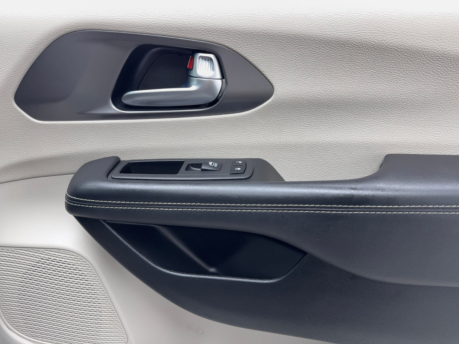 Used 2023 Chrysler Pacifica Touring-L FWD image 42