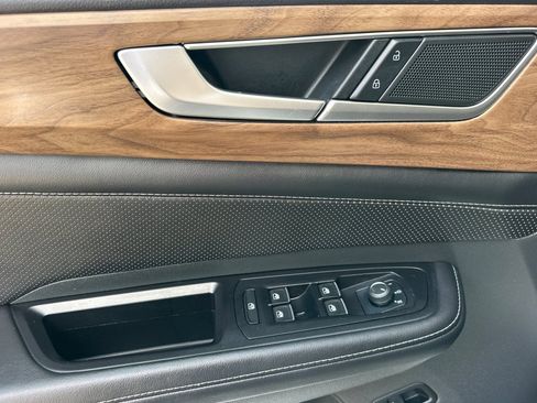 Used 2024 Volkswagen Atlas SE FWD image 11