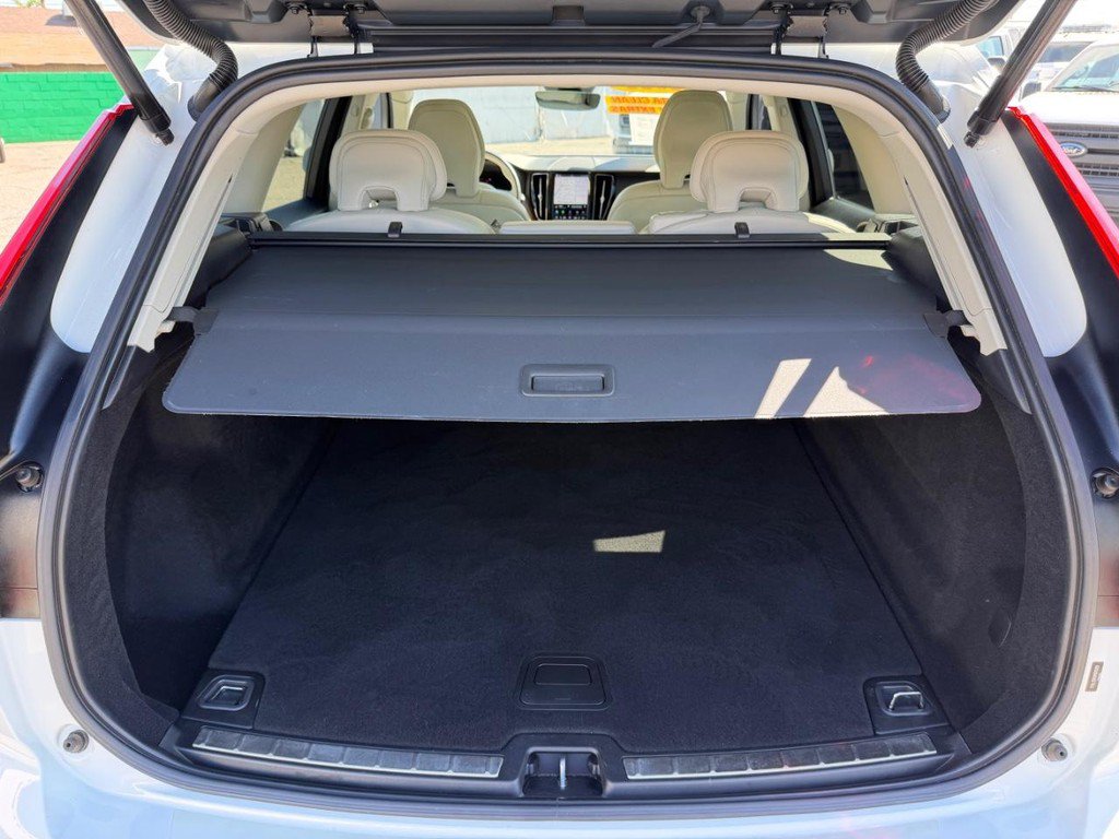 Used 2022 Volvo XC60 B5 Momentum AWD/4WD image 52