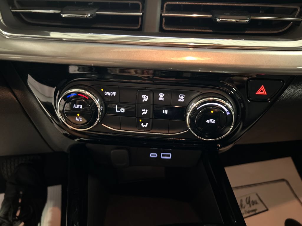 Used 2025 Chevrolet Trax LT FWD image 18