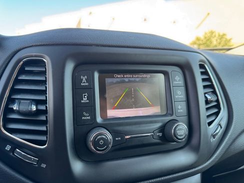 Used 2018 Jeep Compass Latitude FWD image 27