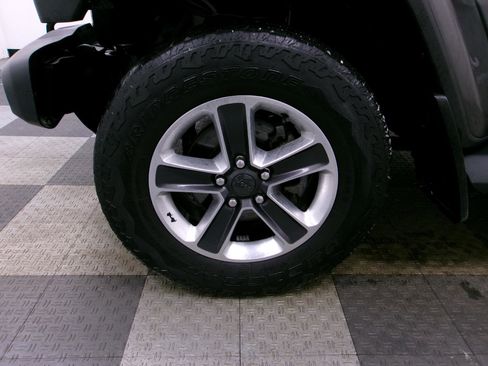 Used 2020 Jeep Wrangler Unlimited Sahara image 17