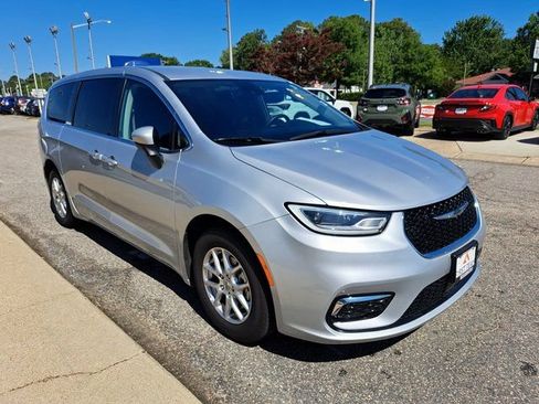 Used 2023 Chrysler Pacifica Touring-L FWD image 8