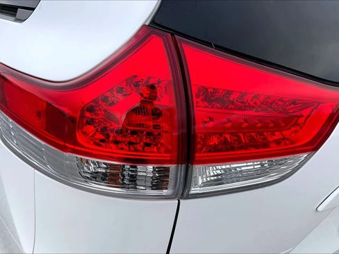 Used 2014 Toyota Sienna LE image 28