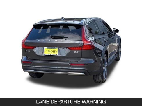 Used 2025 Volvo V60 B5 Cross Country Plus AWD/4WD image 8