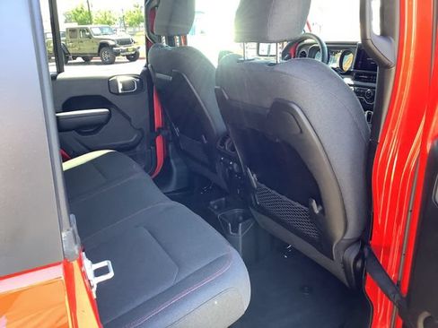 Used 2025 Jeep Wrangler Unlimited Rubicon w/ Convenience Group AWD/4WD image 34