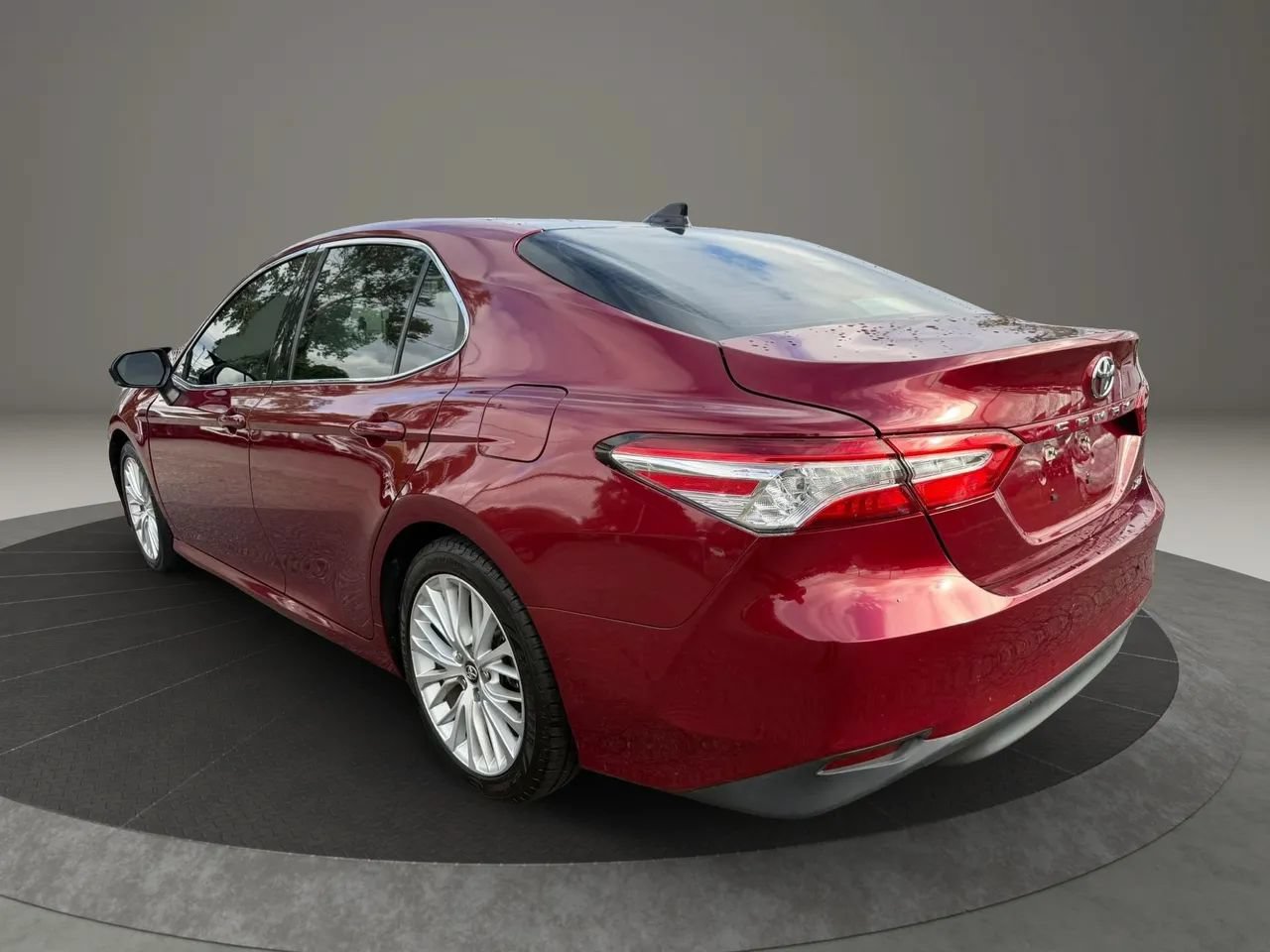 Used 2020 Toyota Camry XLE w/ Navigation Package FWD image 7