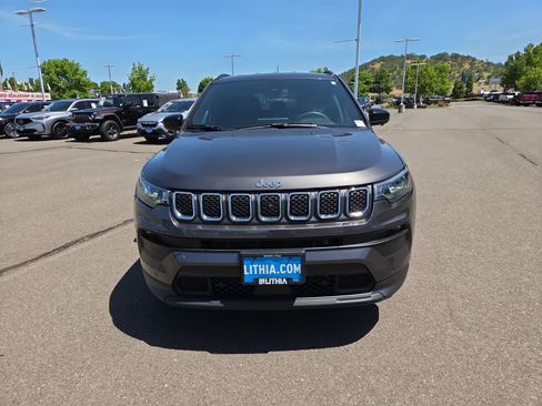 Used 2023 Jeep Compass Latitude w/ Convenience Group AWD/4WD image 14