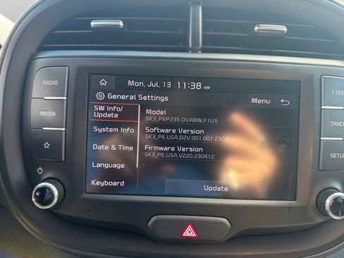 Used 2025 Kia Soul LX w/ LX Technology Package FWD image 27