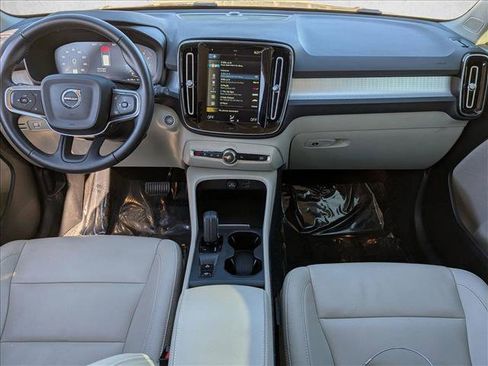 Used 2021 Volvo XC40 T4 Momentum w/ Premium Package image 17