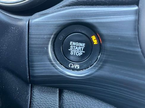 Used 2019 Jeep Grand Cherokee Laredo image 16