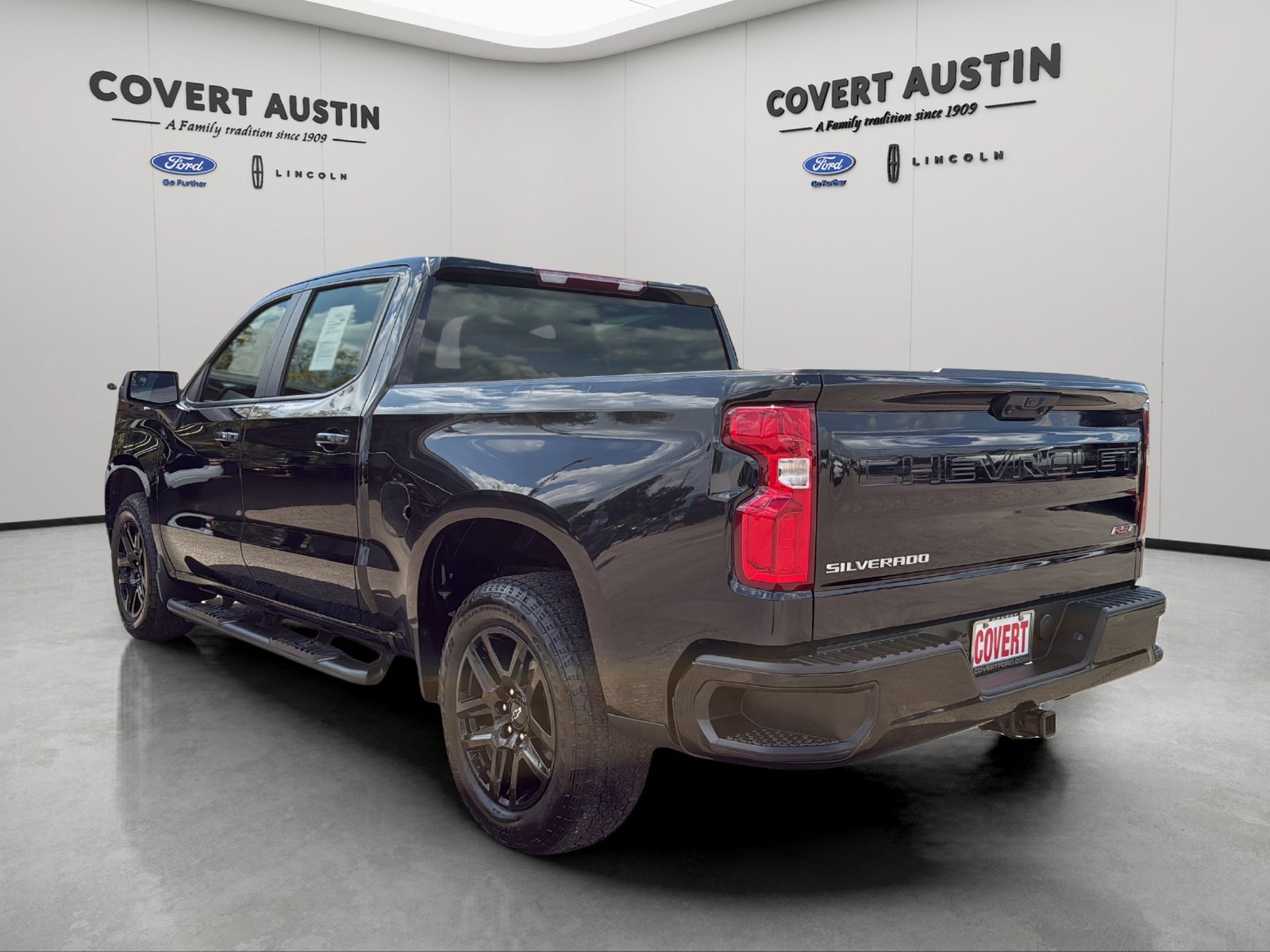 Used 2024 Chevrolet Silverado 1500 RST AWD/4WD image 3