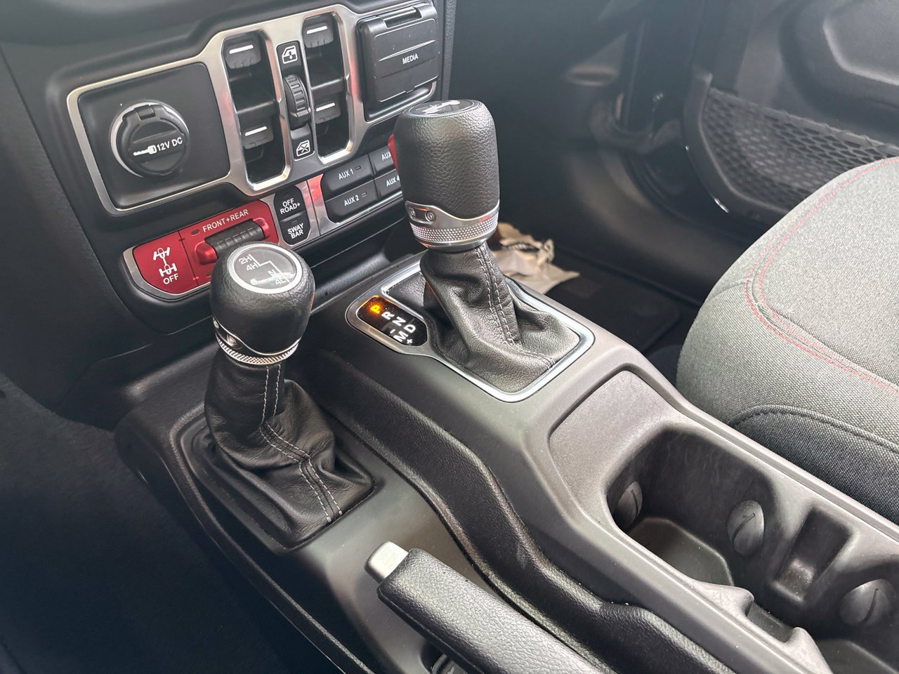 Used 2025 Jeep Wrangler Unlimited Rubicon w/ Convenience Group AWD/4WD image 17