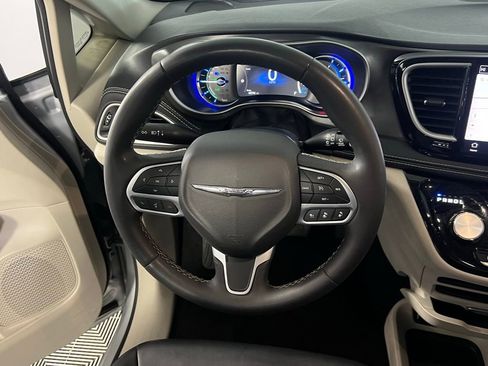 Certified 2024 Chrysler Pacifica Limited FWD image 15