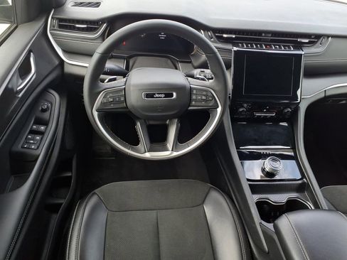 Used 2025 Jeep Grand Cherokee Altitude AWD/4WD image 4