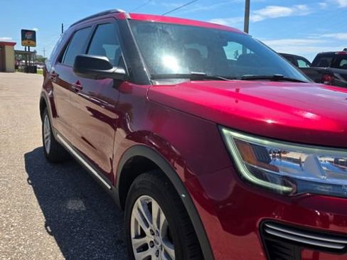 Used 2018 Ford Explorer XLT AWD/4WD image 4