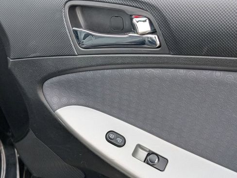 Used 2013 Hyundai Accent SE image 43