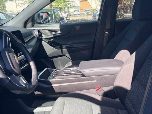 Used 2025 Chevrolet Equinox LT FWD image 2