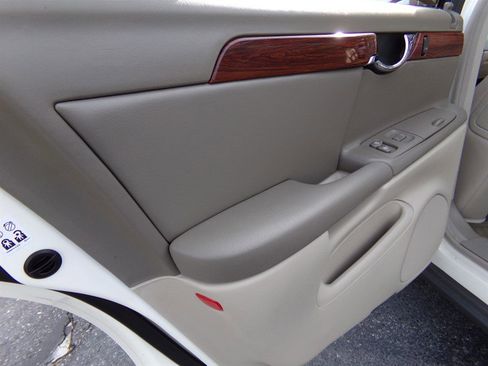 Used 2003 Cadillac De Ville Sedan w/ Comfort & Convenience Package image 74