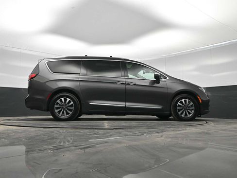 Used 2021 Chrysler Pacifica Limited w/ Uconnect Theater Family Group image 37