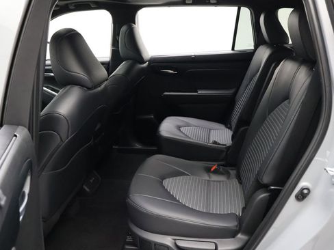 Certified 2025 Toyota Highlander XSE image 19