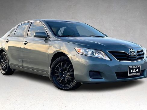 Used 2010 Toyota Camry LE image 21