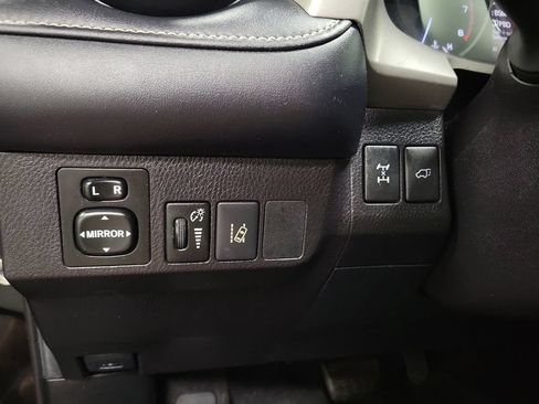 Used 2018 Toyota RAV4 XLE AWD/4WD image 25