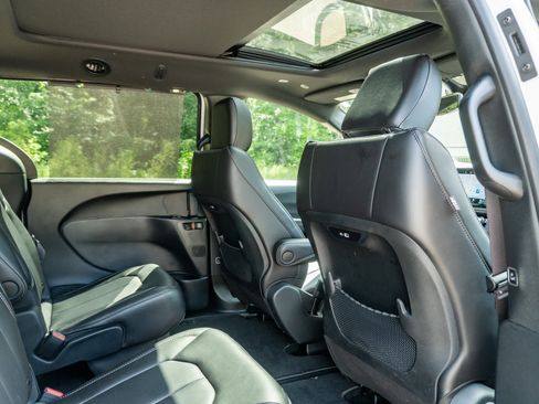 Used 2025 Chrysler Pacifica Select FWD image 17