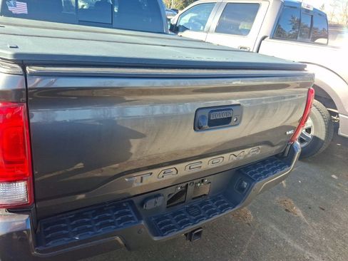 Used 2017 Toyota Tacoma TRD Sport w/ Premium & Technology Package image 8