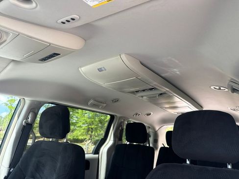 Used 2012 Chrysler Town & Country Touring image 24