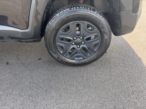 Used 2018 Jeep Renegade Trailhawk w/ UConnect 8.4 Nav Group AWD/4WD image 13