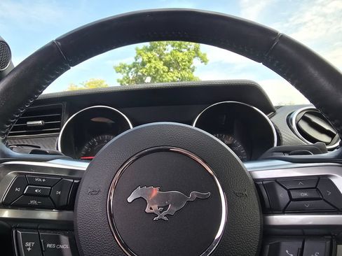 Used 2018 Ford Mustang Coupe RWD image 22